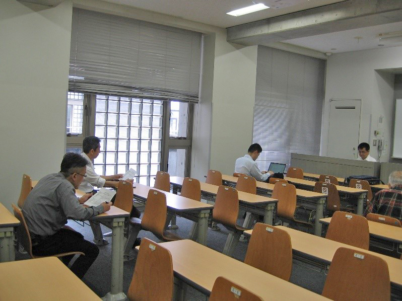 �����i