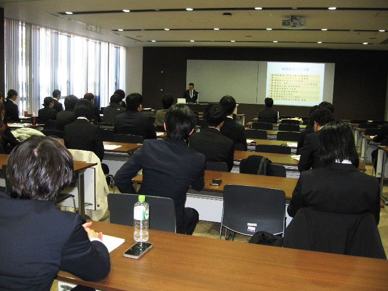 ����E�������i